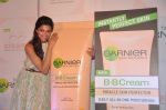 Deepika  Padukone is the new face for Garnier in Trident, Mumbai on 7th Dec 2012 (34).JPG
